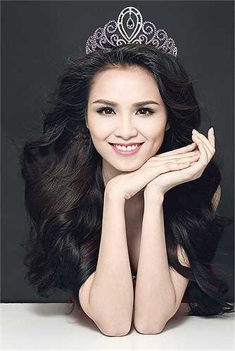 Tới năm 2014, cuộc hôn nhân tan vỡ và được giới truyền thông mổ xẻ. Theo đó, chồng người đẹp bị tố là người cực đoan, vũ phu