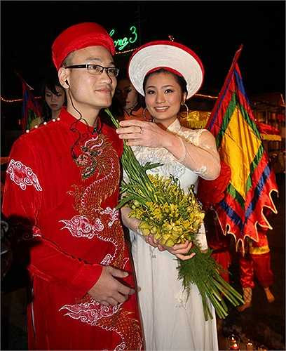 Chồng Diệu Hương hiện đang làm việc trong một công ty truyền thông. Anh luôn được nữ diễn viên Luật đời khen là người chồng rất yêu và hiểu vợ.