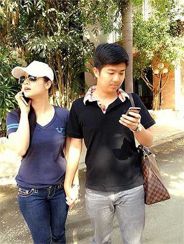 Dù không lấy chồng đại gia, song người đẹp Long thành cầm giả ca vẫn được chồng và gia đình chồng chiều chuộng và yêu thương hết mực.