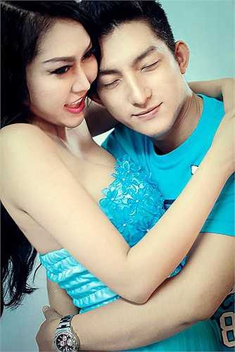 Sau cuộc tình không suôn sẻ với chồng Tây, Phi Thanh Vân đã ly hôn và đến bên người tình là 'phi công trẻ' Bảo Duy.