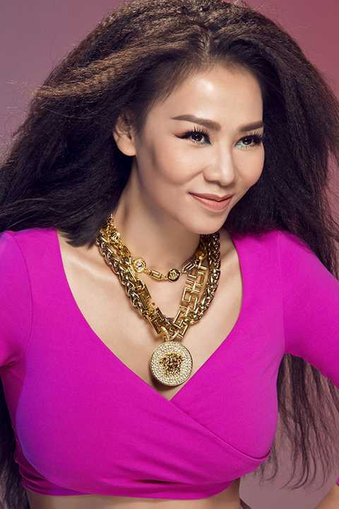 Bộ ảnh được thực hiện bởi nhiếp ảnh gia Lê Thiện Viễn, chuyên viên trang điểm Minh Lộc và stylist Mạch Huy.