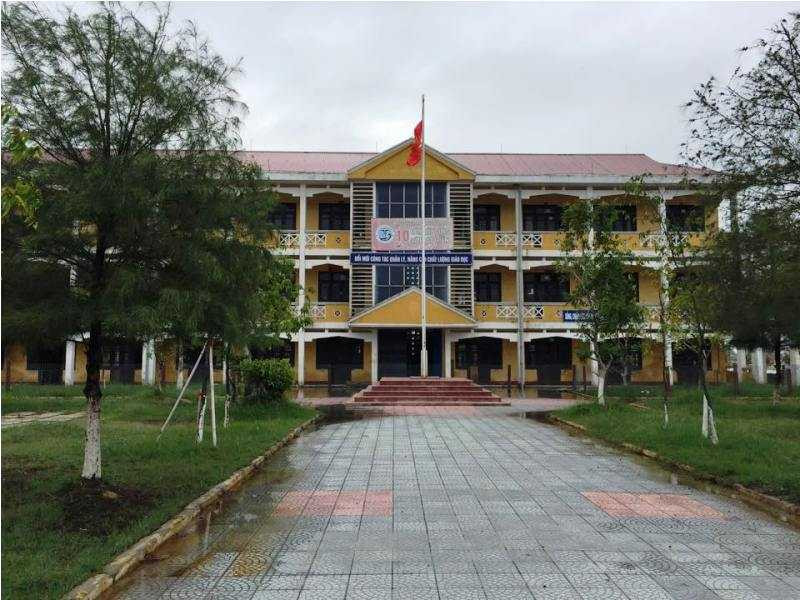 Dãy nhà ba tầng của Trường THPT Thuận An xuống cấp nghiêm trọng, sụt lún hàng mét khiến hàng trăm học sinh phải sơ tán khẩn.