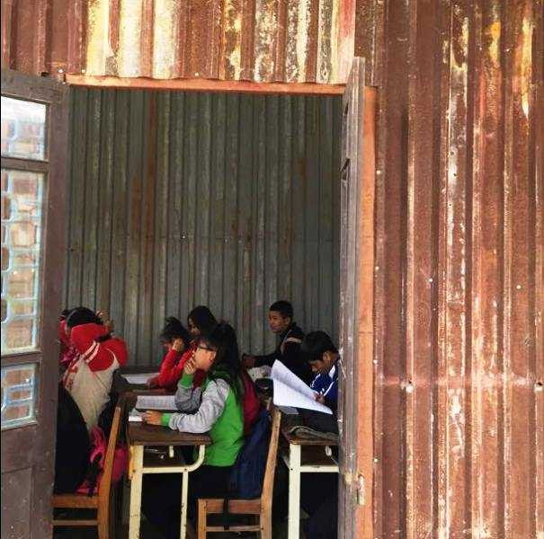 Trường lún hàng mét, sơ tán gấp hàng trăm học sinh