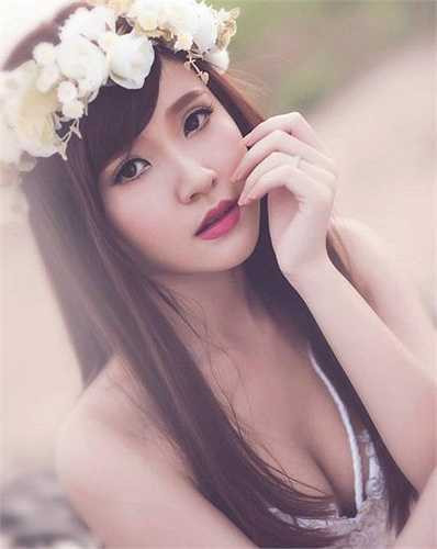 Một hình ảnh gợi cảm bất ngờ của cô nàng sinh năm 1989. (Nguồn: Dân Việt)