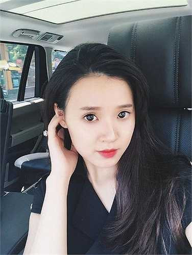 Midu thường xuyên chụp ảnh 'tự sướng' khoe khuôn mặt xinh xắn 