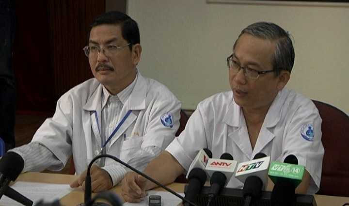 TS.BS Nguyễn Thanh Hùng - Giám đốc Bệnh viện (bên phải) và BS. Phan Vũ Bảo - Quyền trưởng khoa Phỏng Tạo hình BV Nhi đồng 1 TP HCM