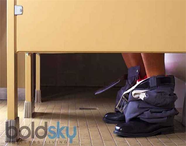 Tập thể dục để chữa táo bón: Khi bạn tập thể dục thường xuyên, thực phẩm trôi qua nhanh qua ruột và điều này sẽ tránh sự hấp thụ nước. Ngoài ra, tập thể dục có thể kích thích các cơ bắp xung quanh ruột và làm cho phân dễ dàng ra ngoài hơn. 