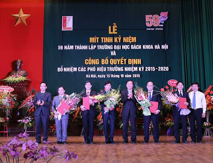 Bộ trưởng trao Quyết định bổ nhiệm các Phó Hiệu trưởng (Ảnh: ĐHBKHN)