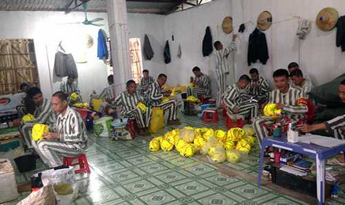 Các phạm nhân có án dài và nhiều tiền án thường phải lao động trong nhà xưởng, có rào vây xung quanh Các phạm nhân có án dài và nhiều tiền án thường phải lao động trong nhà xưởng, có rào vây xung quanh