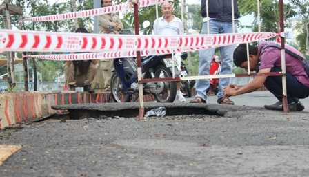 Hố ga phát nổ trên phố Sài Gòn, dân hoảng loạn tháo chạy