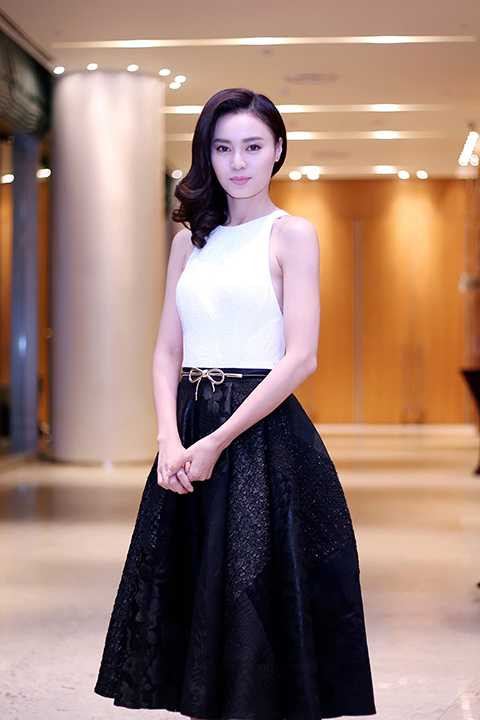 Trong trang phục của nhà thiết kế Công Trí, Ninh Dương Lan Ngọc vừa khoe được sự quyến rũ của mình nhưng vẫn giữ được sự thanh lịch và đẳng cấp.