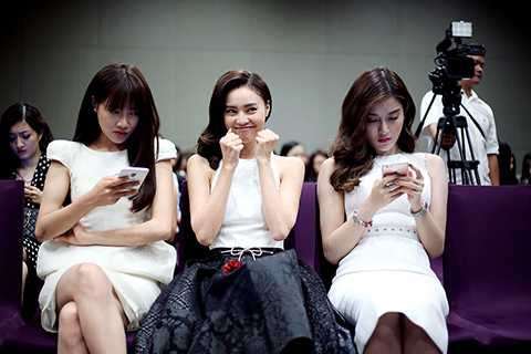 Xuất hiện trong sự kiện lần này còn có diễn viên Nhã Phương và Á hậu Huyền My.