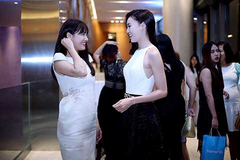 Riêng với Nhã Phương, vốn là bạn diễn của Lan Ngọc trong “Vừa đi vừa khóc” nên khi vừa gặp nhau, hai “chị em Thêu - Lụa” đã tay bắt mặt mừng và tranh thủ “tám” rất nhiều việc.