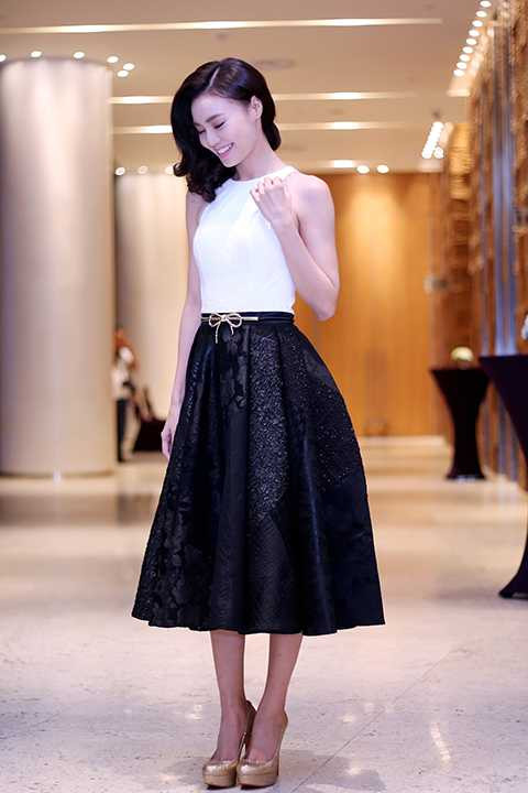 Nếu như Lan Ngọc gây ấn tượng bằng vẻ đẹp rạng rỡ thì bạn gái tin đồn của danh hài Trường Giang lại xinh như búp bê trong bộ váy trắng nhẹ nhàng.