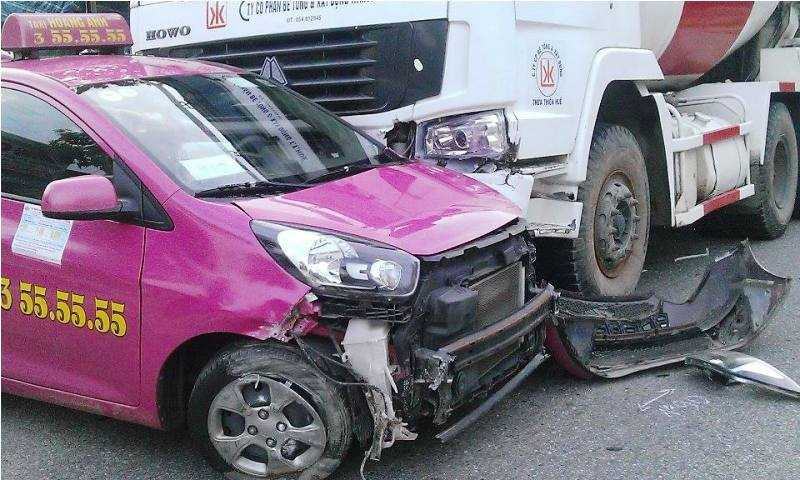 Xe trộn bê tông húc xe taxi lê xa hàng chục mét