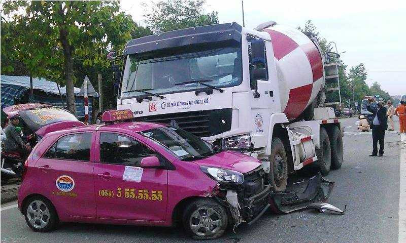 Xe trộn bê tông húc xe taxi lê xa hàng chục mét