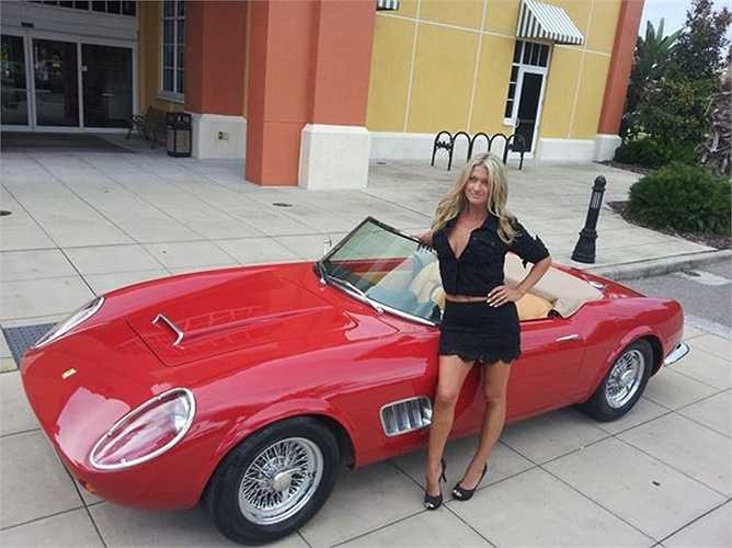 Đơn cử, người mua chiếc Ferrari Modena GT250 đời 1961 tuyệt đẹp này nói rằng ông cảm thấy yên tâm vì người vợ của bên bán có vẻ rạng rỡ hạnh phúc, được chăm sóc tốt thì chiếc xe chắc cũng được quan tâm tương tự.