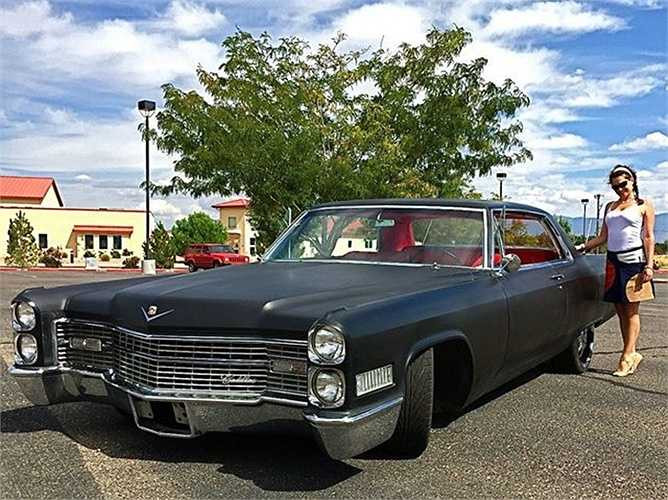 Chiếc Cadillac DeVille Coupe đời 1966 này được bán rất nhanh chóng với giá 14.000 USD, vì bên mua cảm thấy cô vợ trông thật khỏe khoắn, tin tưởng rằng động cơ chiếc xe chắc cũng khỏe như cô vợ của người bán.