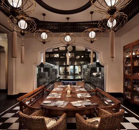 Nhà hàng lấy cảm hứng từ ngôi biệt thự Pháp cổ, kể câu chuyện về một gia đình quý tộc tại Việt Nam trong thời kỳ Pháp thuộc với từng khu vực ẩm thực thiết kế riêng biệt, như Phòng Du khách, Phòng Kế toán hay Phòng nghỉ ngơi của một Quý bà