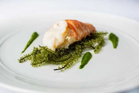 Ẩm thực Pháp tinh tế chế biến bởi Bếp trưởng 3 sao Michelin Pierre Gagnaire có thể được cảm nhận không chỉ với vị giác mà với cả thị giác