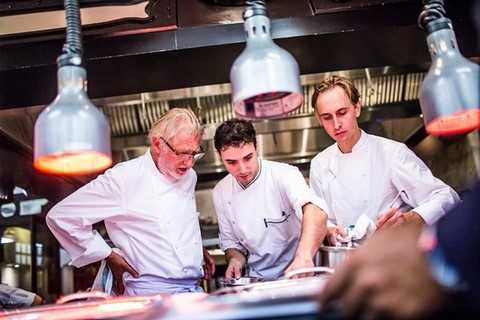 Không chỉ hướng dẫn tận tình cho những đầu bếp của mình, Bếp trưởng Pierre Gagnaire còn đảm bảo mỗi món ăn đều mang sự hoàn hảo để có thể làm hài lòng khẩu vị của ngay cả những thực khách khó tính nhất