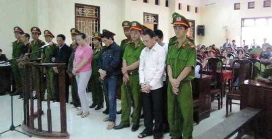 Cậu Thuỷ và đồng bọn tại phiên toà (Ảnh: Người lao động)