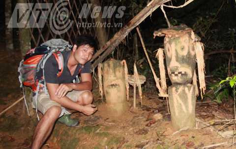 Cổng cuối cùng có những hình nhân bằng gỗ gác hai bên