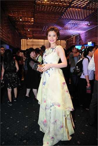 Diễm Trang muốn thể hiện sự nền nã, nhẹ nhàng khi chọn một chiếc đầm có màu pastel họa tiết hoa cho mình. 