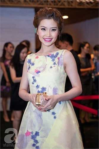 Nhưng lối make up và tóc tết khiến vẻ đẹp của Diễm Trang trông có phần quê mùa. 