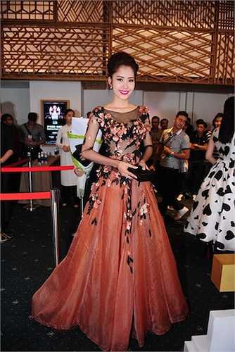 Hoa khôi Nam Em lựa chọn một chiếc đầm khá hoành tráng trong sự kiện.