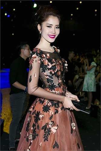 Nhưng màu sắc già nua cùng thiết kế giống váy cưới không phù hợp với một sự kiện thời trang hàng đầu. 