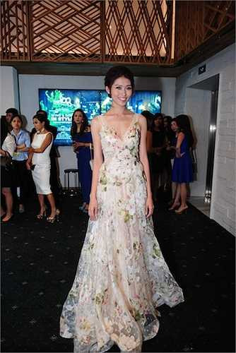 Quỳnh Châu trông khá đơn điệu khi chỉ diện váy hoa mà 'bỏ quên' phụ kiện ở nhà. 