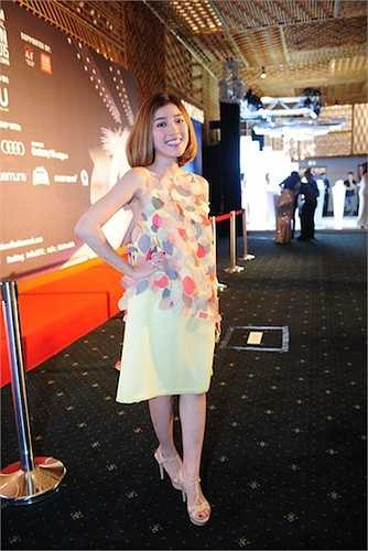 Chiếc váy với họa tiết rườm rà nhưng kiểu dáng lại như đi dạo phố cùng kiểu tóc không được chải chuốt, MC Yumi Dương có tên trong danh sách những ngôi sao mặc xấu tối qua. (Trung Ngạn)