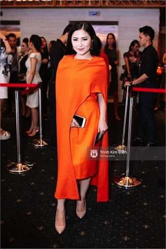 Thiết kế cape màu cam của Chung Thanh Phong rất thu hút ánh nhìn của những người xung quanh nhưng có vẻ không dành cho những người có vóc dáng nhỏ bé như Hương Tràm. 