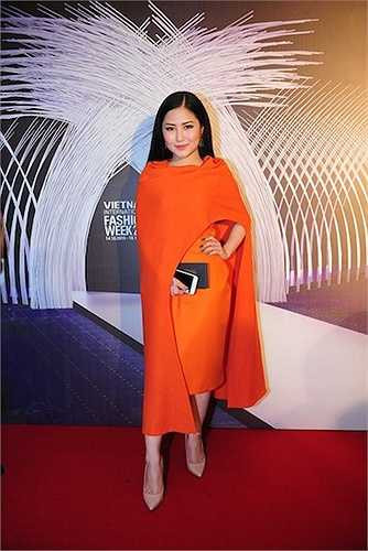 Chiếc đầm cùng áo khoác bên ngoài dường như đã che phủ hết đường cong cơ thể của quán quân The Voice mùa đầu tiên, trông cô như đang bị nhốt vào bộ trang phục hơn là diện chúng đi hội. 