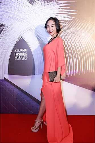 Tông cam có vẻ là màu sắc được yêu thích của các 'ngôi sao mặc xấu' đêm qua. 