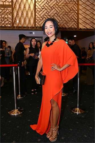 Đầm lệch vai với đường xẻ cao khoe chân để thể hiện sự quyễn rũ nhưng có lẽ Đoan Trang đã thất bại khi phô đôi chân không phải là điểm mạnh của cô. 