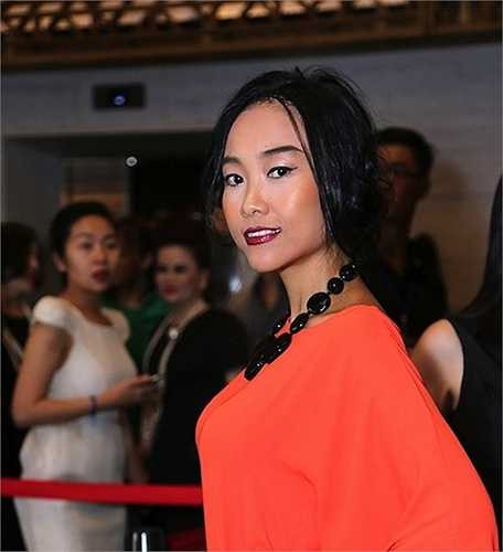 Son màu thẫm và phụ kiện cũng khiến bộ trang phục của Đoan Trang bớt đi phần tinh tế. 