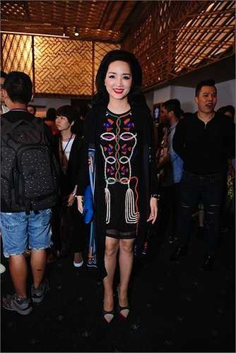 Hoa hậu Đền Hùng Giáng My nổi bật với thiết kế hiện đại của Hermes cùng loạt phụ kiện hàng hiệu đắt tiền nhưng kiểu tóc 'lỗi thời' đã khiến người đẹp mất đi sự hài hòa tổng thể. 