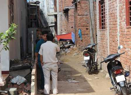 Hai công nhân bị mảng bê tông rơi trúng, một người chết thảm