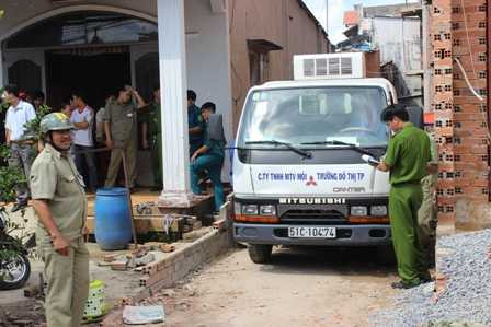 Hai công nhân bị mảng bê tông rơi trúng, một người chết thảm