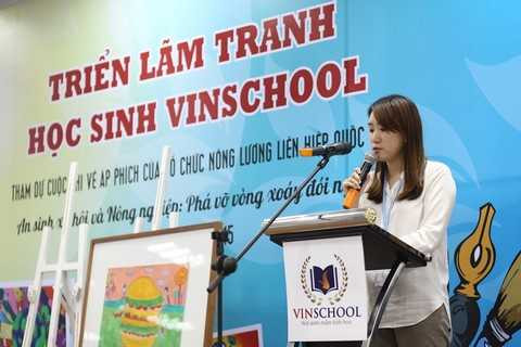 “Tôi thấy các em học sinh Vinschool rất sáng tạo, các bức tranh mang nhiều chủ đề phong phú thể hiện sự hiểu biết sâu sắc về những <a href='https://vtcnews.vn/xa-hoi.2.0.html' >vấn đề xã hội</a>. Các bạn đều có những phẩm chất của một công dân toàn cầu, đầy tiềm năng để trở thành những nhà lãnh đạo của tương lai. Nếu các bạn trẻ ngày nay ý thức về vai trò của lương thực thì tôi tin rằng trong tương lai chính các bạn sẽ là những người đóng góp trong việc khắc phục thực trạng này.” Cô Ki Jung Min, đại diện Tổ chức Nông lương Liên hiệp quốc FAO chia sẻ trong buổi Triển lãm.