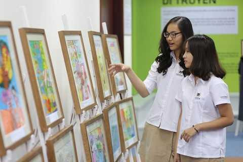 Thầy Nguyễn Dương Hải Đăng, Tổ trưởng tổ Nghệ thuật Trường PTLC Vinschool cho biết: “Ban đầu tôi nghĩ đây là chủ đề có thể làm khó học sinh vì các em đều lớn lên ở thành phố, trong khi chủ đề lại hướng tới nông nghiệp. Thật bất ngờ, các em đã tham gia rất hào hứng và đưa ra rất nhiều ý tưởng đặc sắc, hồn nhiên, thể hiện tình cảm của các em với những người xung quanh, tới vấn đề lương thực cùng mối quan tâm dành cho xã hội. Tại Vinschool, thông qua nghệ thuật cũng như các môn học, chúng tôi khuyến khích học sinh tích cực tham gia những hoạt động ngoại khóa ý nghĩa, gắn liền với cuộc sống thực tế. Đây cũng là cách hướng các em quan tâm tới những vấn đề nóng của xã hội.”