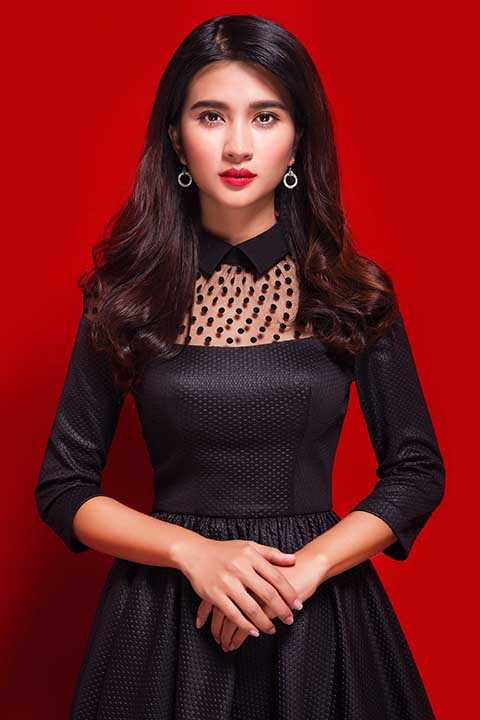 “Nhìn vẻ ngoài hiện đại của tôi, ít ai tin đó là sự thật. Tôi từng sống những ngày rất cô đơn, không có bạn bè. Từ bé đến khi lập gia đình, tôi ít có cơ hội va chạm với cuộc đời, sống thiên về cảm xúc cá nhân, ít khi nghĩ về tương lai hay định trước sẽ làm gì. Tôi không biết đến những thú vui như đi karaoke mừng sinh nhật, dã ngoại với bạn bè vào dịp cuối tuần và hoàn toàn chưa trải qua cảm giác của cô gái trưởng thành và độc thân”, nữ diễn viên thổ lộ.