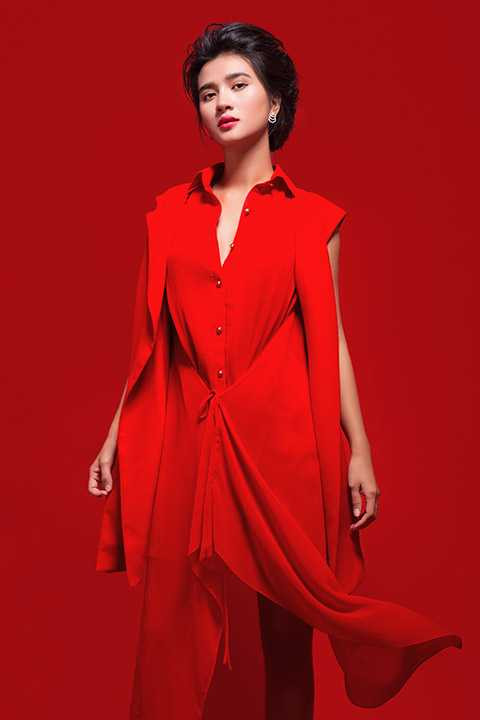 Đó cũng là lý do, Kim Tuyến động viên mình thay đổi dần từng ngày. 90% thời gian hiện tại cô dành cho công việc. Khi không ở phim trường, cô nghiên cứu kịch bản, tìm hiểu những tài liệu về nghệ thuật thứ bảy và xem DVD những tác phẩm điện ảnh nổi tiếng.