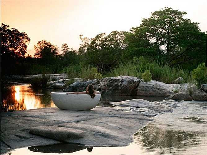 4. Londolozi Game Reserve, Mpumalanga, Nam Phi: Tọa lạc trong một khu rừng ven sông, Londolozi Game Reserve là một trong năm trại bảo tồn của khu vực. Tại đây du khách có thể khám phá những động vật hoang dã thông qua các chuyến và thưởng thức các bữa ăn tối dưới ánh nến ngoài trời với giá phòng khoảng 527 USD/đêm.