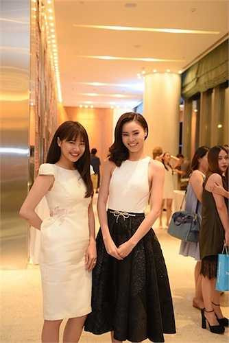 Nhã Phương và Lan Ngọc vừa đến sự kiện ra mắt của nhãn hàng. Nếu Nhã Phương là bạn gái thật của Trường Giang thì Lan Ngọc cũng từng bị gán ghép là người yêu của nam diễn viên hài sau các vai diễn trên sân khấu. 