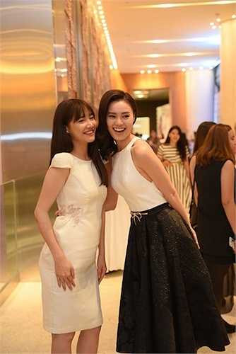 Hai cô gái xinh đẹp đều chọn những bộ trang phục tông đen trắng đơn giản, không quá sexy nhưng vẫn khoe được dáng vẻ quyến rũ trên cơ thể. 