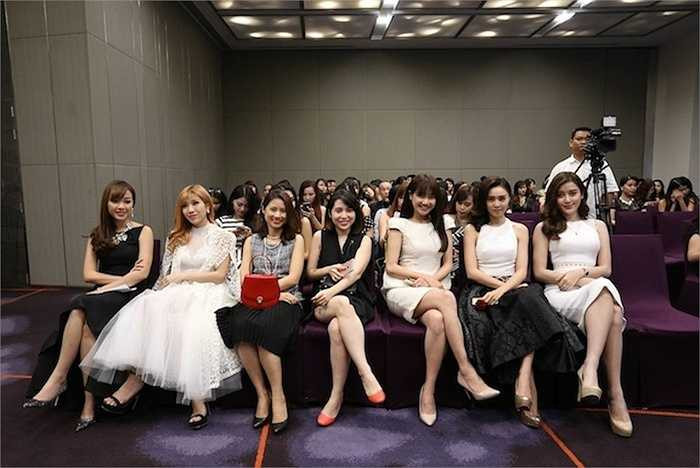 Cô nổi bật giữa dàn người đẹp.