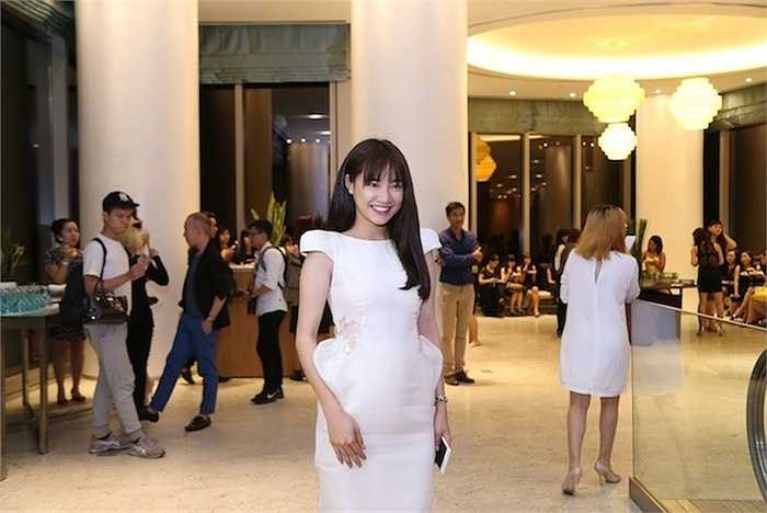 Nữ diễn viên Tuổi thanh xuân chọn chiếc đầm màu kem ôm sát để lộ vòng 2 thon gọn.